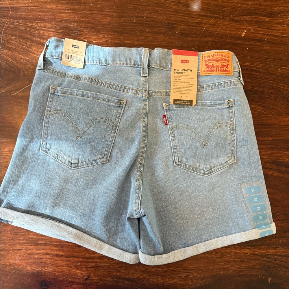 NWT- Levi's Women's Light Blue Jean Shorts size 10 waist 30